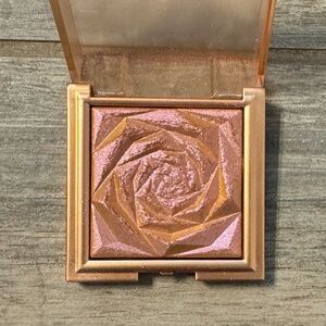 Huda Beauty "Theia" N.Y.M.P.H. Kiss Glow Blush (highlighter)